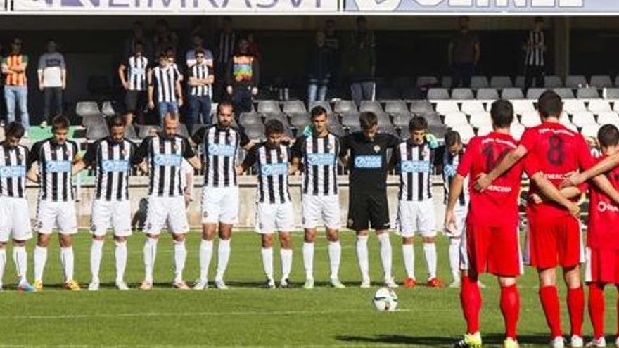 Minuto de silencio antes del partido por las víctimas de París.