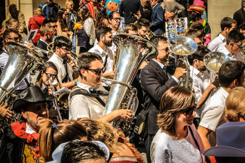 La procesión de la reliquia es uno de los actos que más agradan a los alcoyanos en el día dedicado al patrón San Jorge.