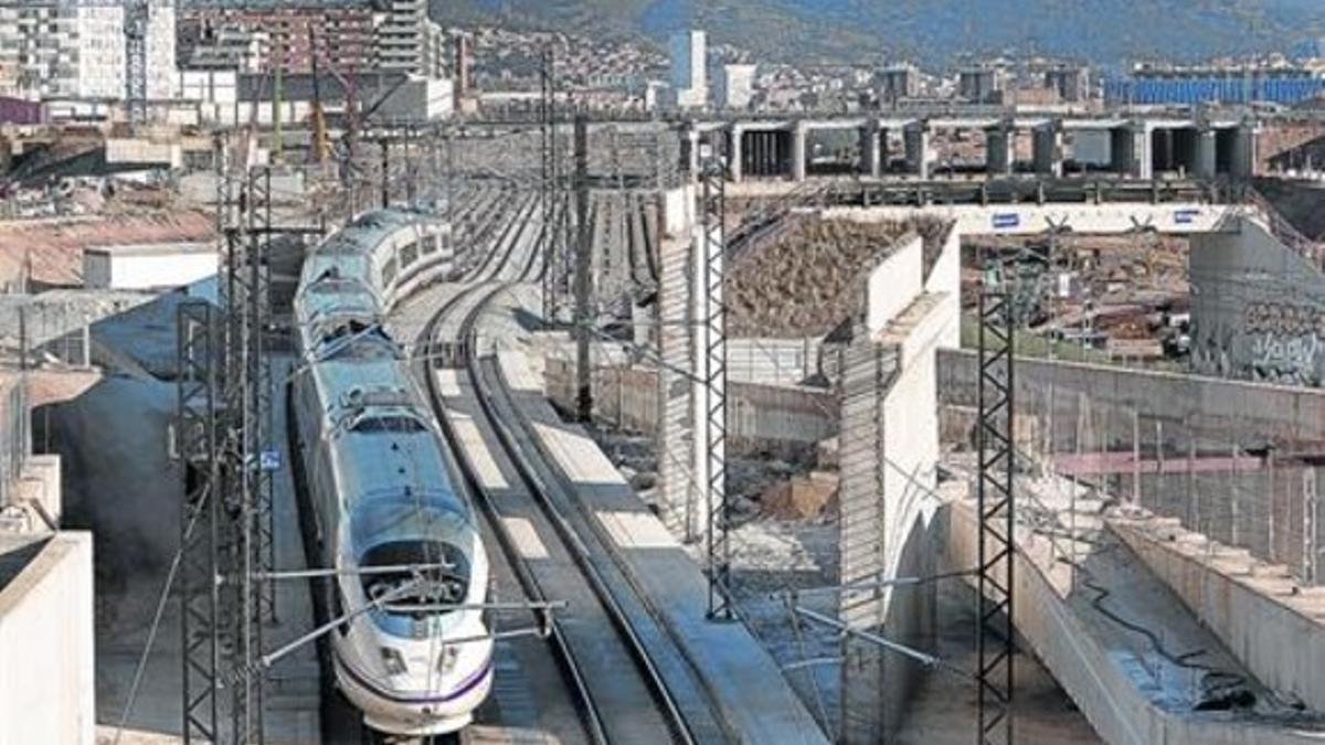 Un AVE procedente de Figueres y con dirección a la estación de Sants pasa junto a las obras de La Sagrera.
