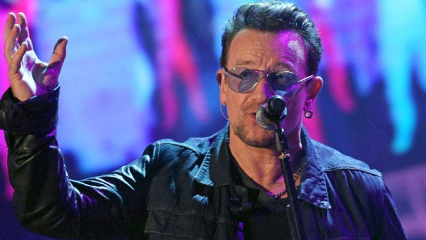 Bono con sus gafas durante una actuación