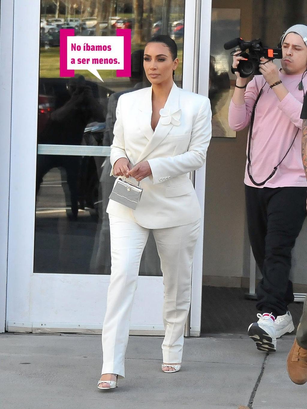 Kim Kardashian paseando con traje blanco