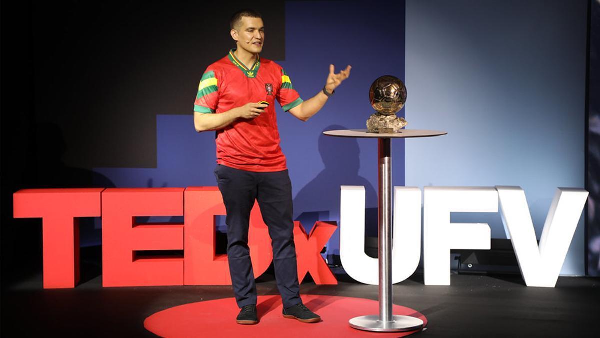 Paulo Futre Jr., durante la charla TEDx titulada 'Lo que aprendí de mi padre, una leyenda del fútbol'.