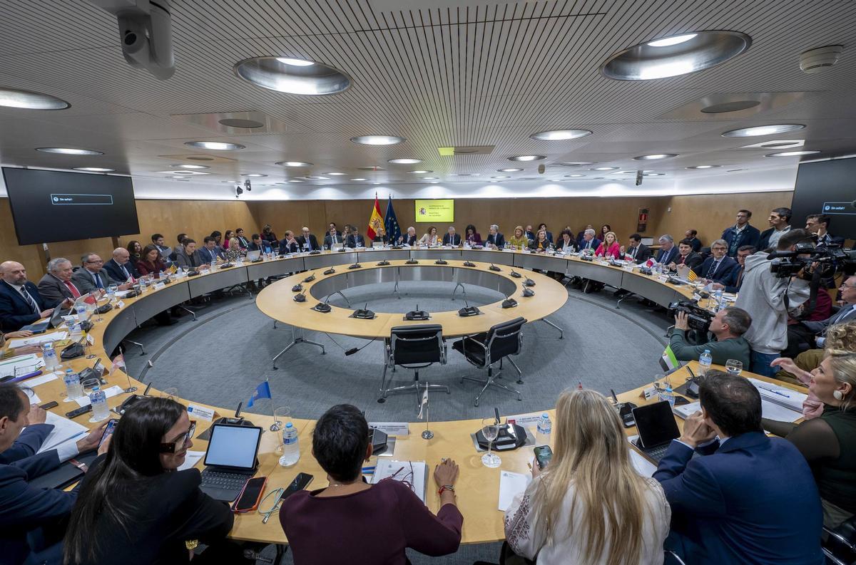 La vicepresidenta primera y ministra de Hacienda, María Jesús Montero, durante la reunión del Consejo de Política Fiscal y Financiera (CPFF), en el Ministerio de Hacienda, a 17 de noviembre de 2025, en Madrid (España).
