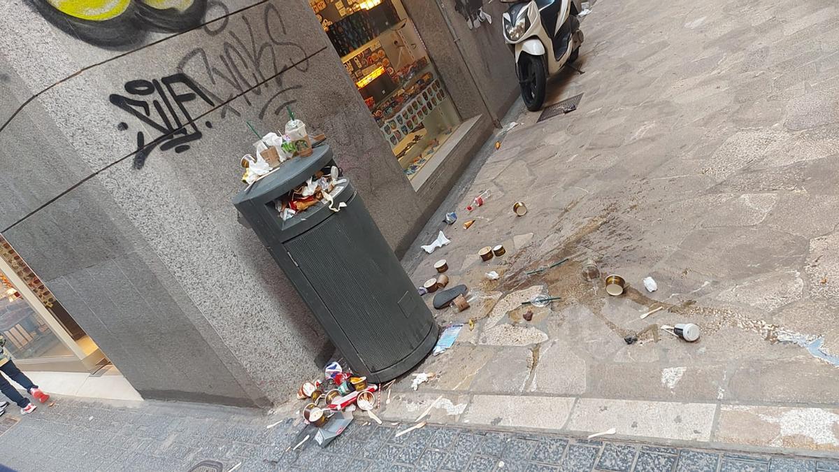 Papelera llena de basura.