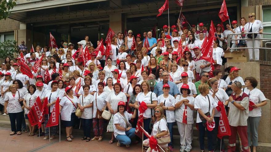 Los trabajadores, frente a las puertas de Educación