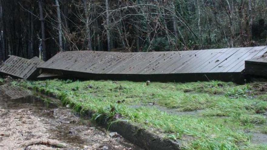 Una de las pasarelas de madera de la senda del Tea levantada por la fuerza del río. // Adenco (D.P.)