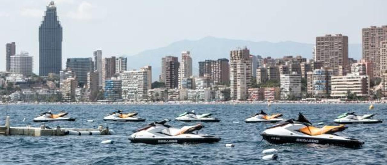 Un grupo de empresarios denuncia la instalación de un puerto flotante en Poniente