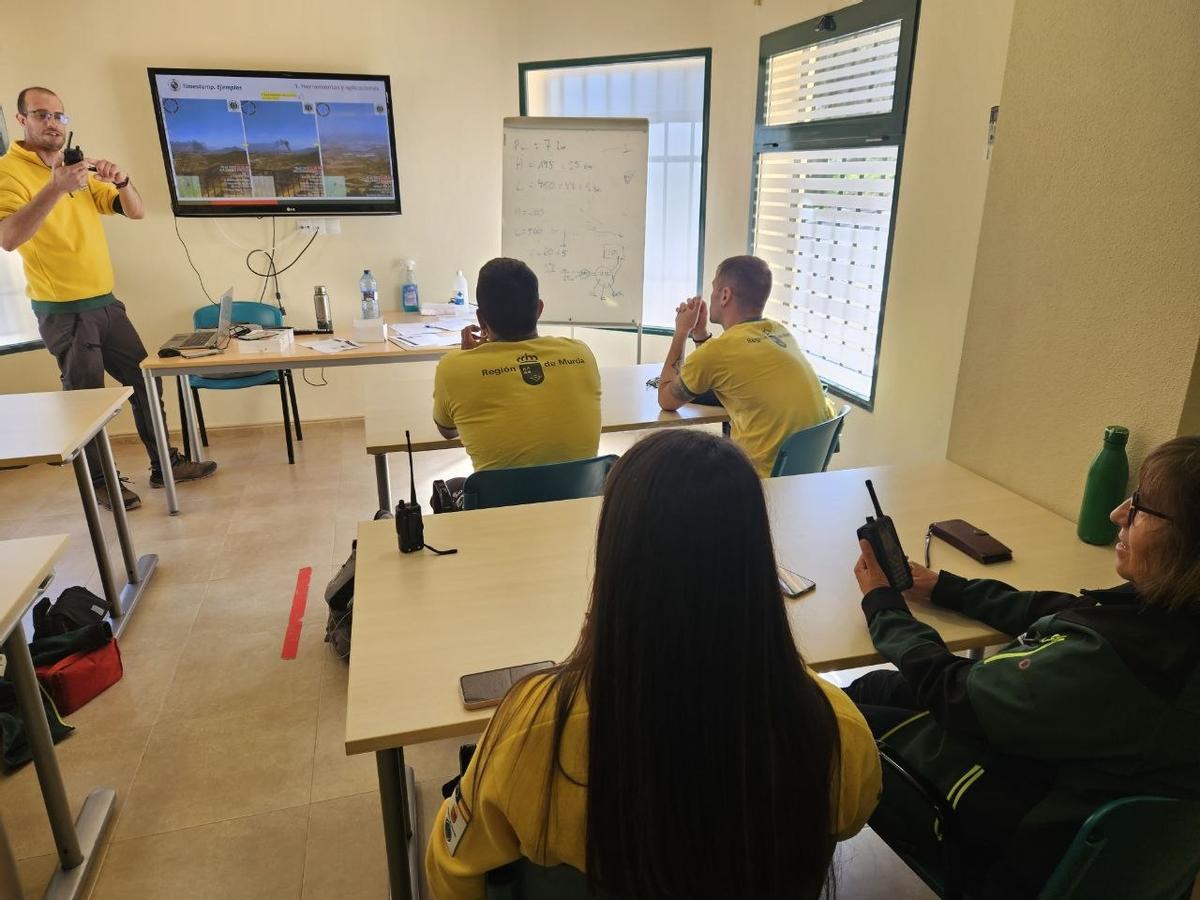 Un grupo de bomberos forestales durante las clases del proceso formativo.