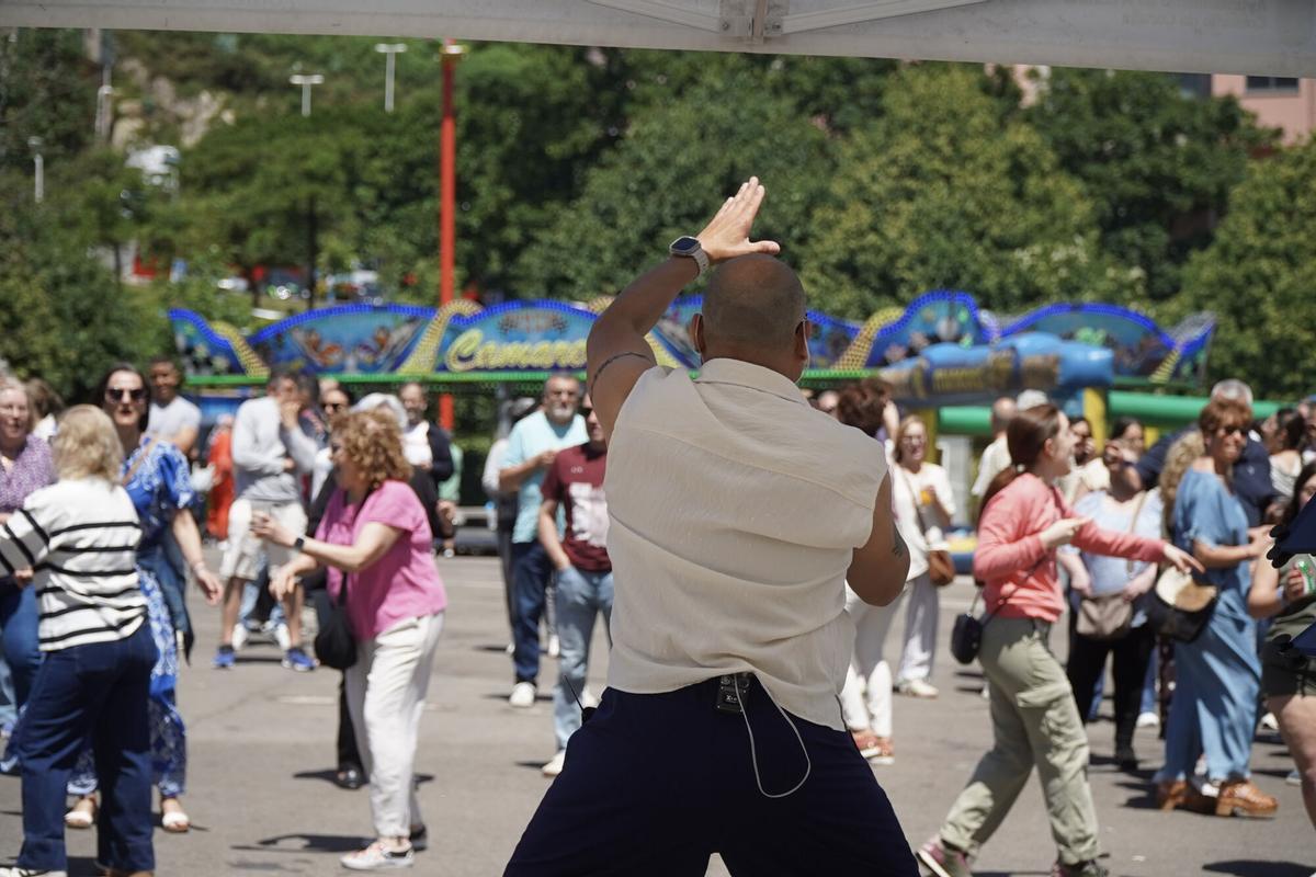 Los vecinos del barrio celebras sus fiestas con actuaciones musicales, deporte y ocio para todos los públicos, una carpa con pulpo y churrasco, además de un food truck, y atracciones de feria. Los vecinos del barrio celebras sus fiestas con actuaciones musicales, deporte y ocio para todos los públicos, una carpa con pulpo y churrasco, además de un food truck, y atracciones de feria.