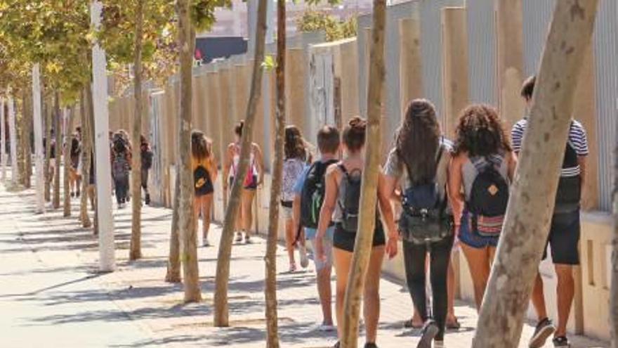 Estudiantes de un instituto de la Vega Baja el primer día de curso.