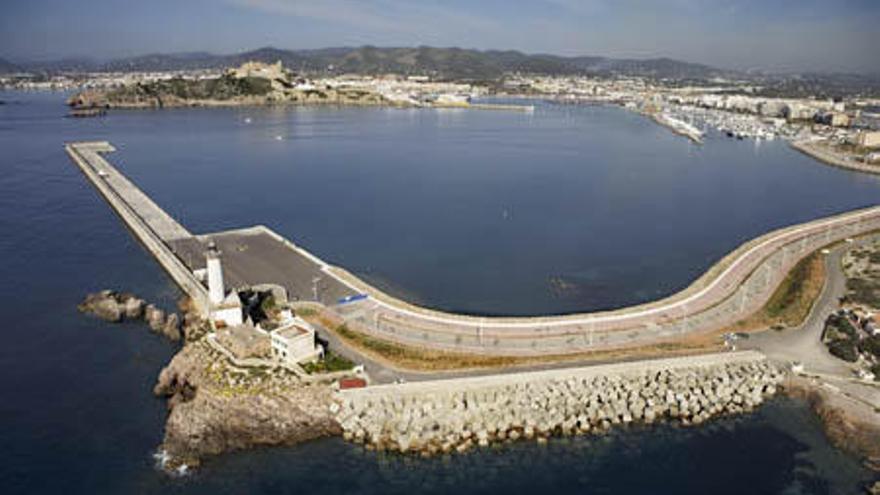 La colocación de 400 pilotes en la bahía del puerto de Vila no requiere de dragado, según sostiene la Autoridad Portuaria.