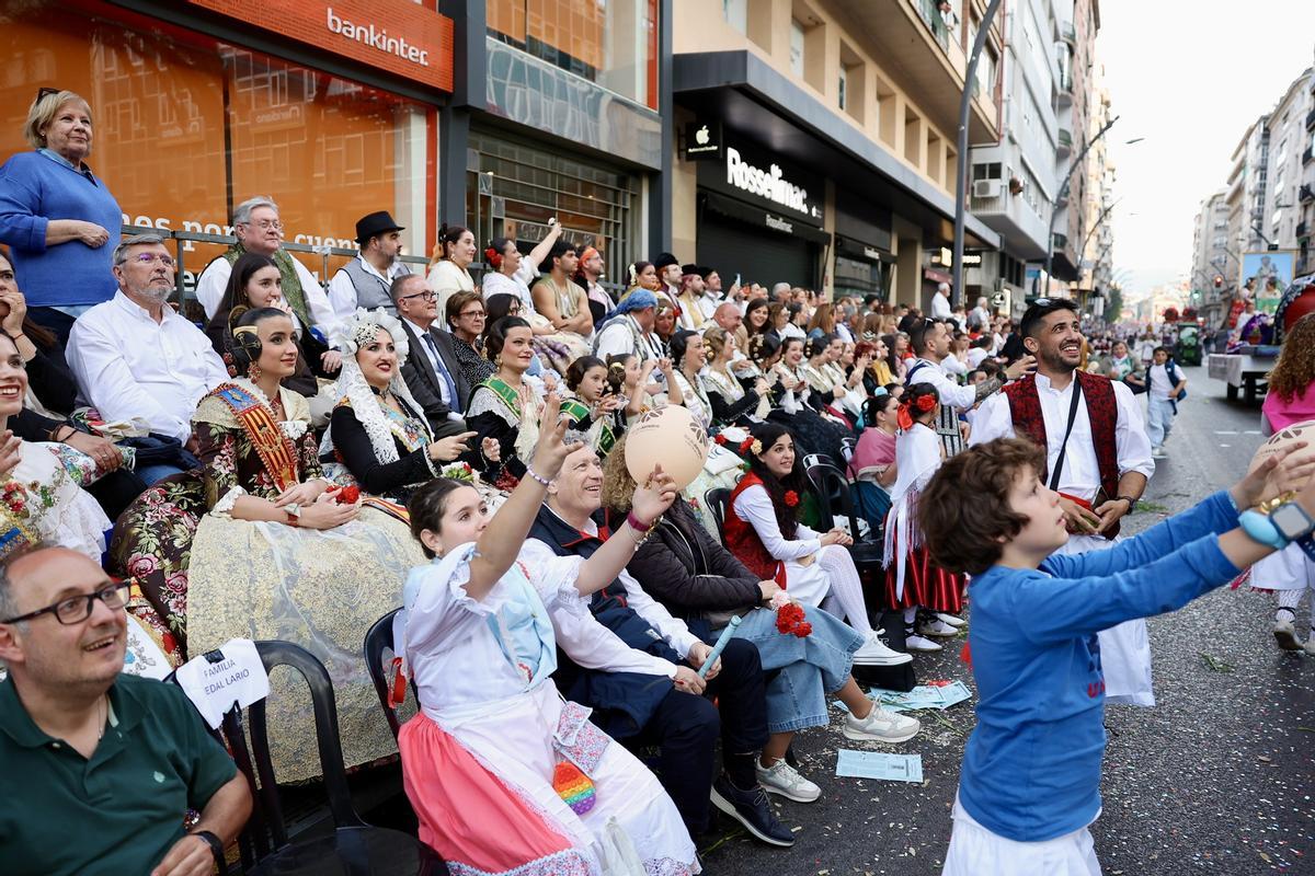 Carmen y Marta disfrutan de un desfile que alimenta: el Bando de la Huerta