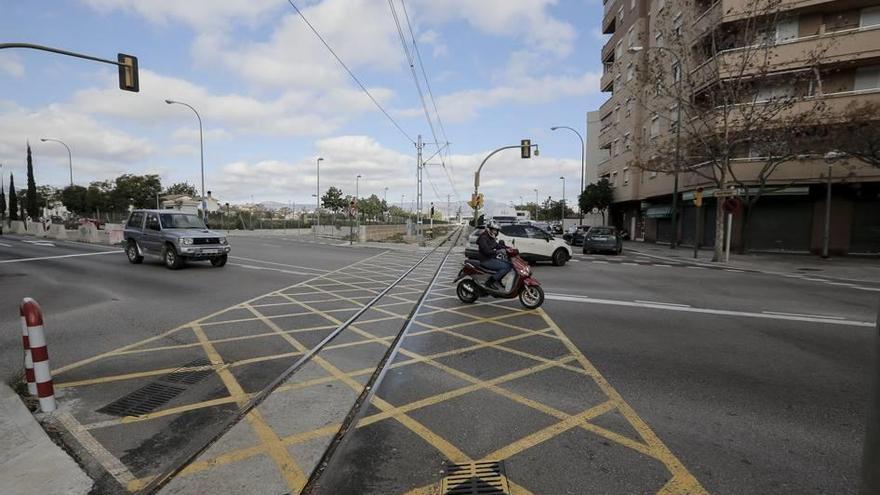 Los espacios entre las vías se han cubierto de asfalto.