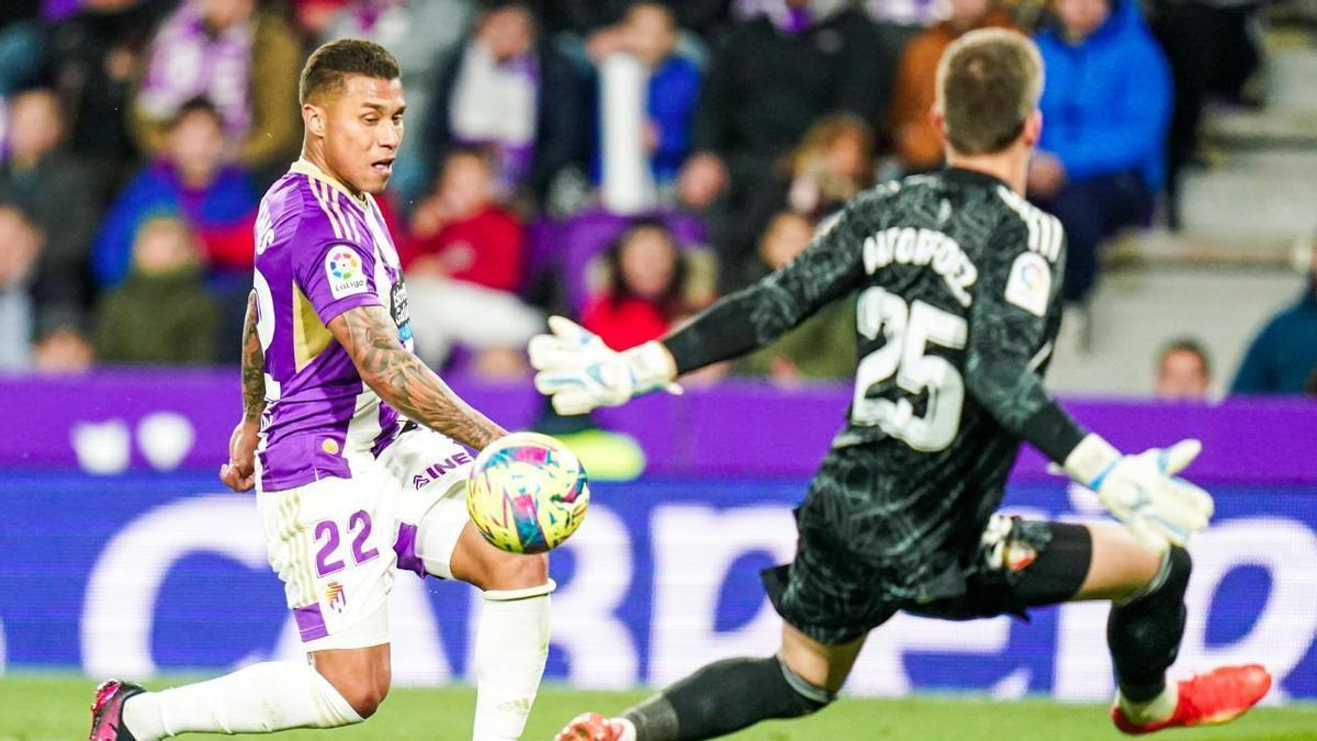 Darwin Machís edispara a portería en el encuentro entre Real Valladolid y CA Osasuna.