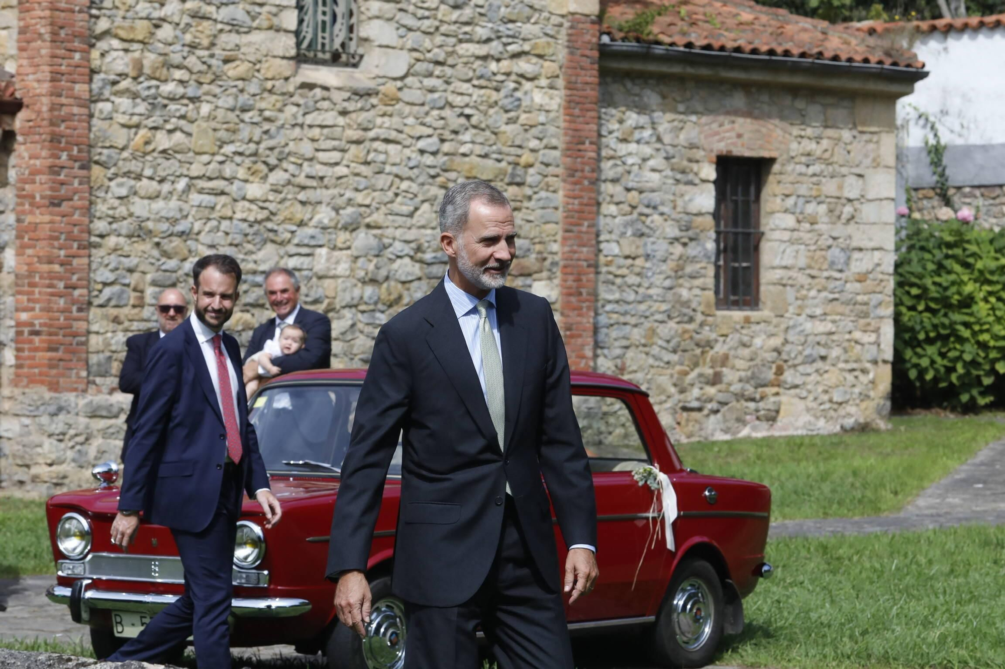 El Rey Felipe VI, testigo de excepción en la boda de su ahijado en Gijón (en imágenes)