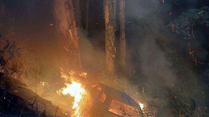 El coche, ardiendo en el terraplén de Meira de Arriba. | FdV