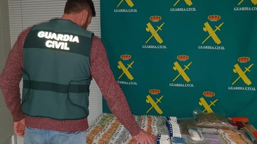 Dinero y drogas intervenidas por la Guardia Civil de Ibiza en Cala de Bou