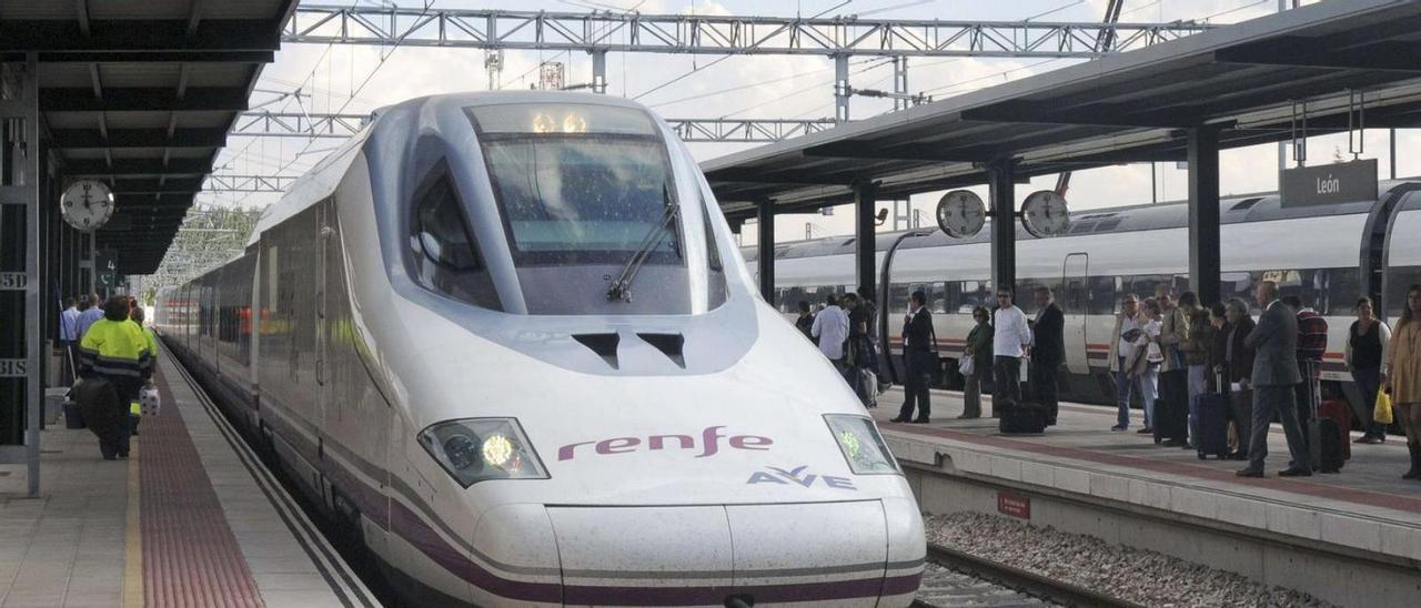 La llegada a la estación de León del primer AVE con salida desde Madrid, en septiembre de 2015. | Efe