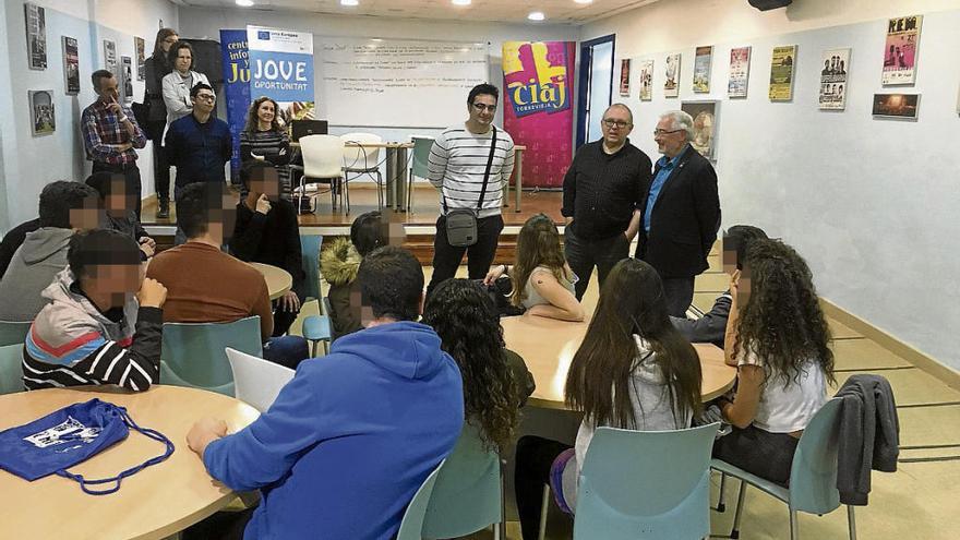 Imagen de la reunión del director del IVAJ y el alcalde con los jóvenes del programa.