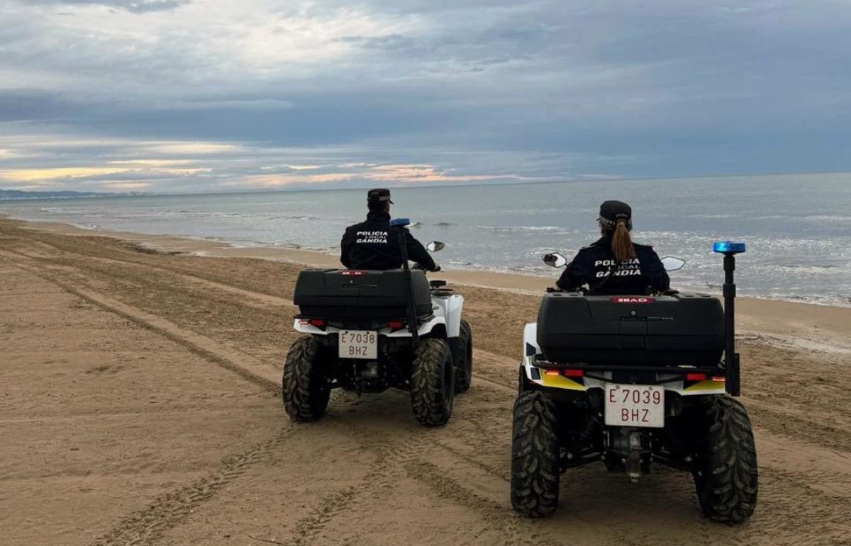 Quads de la Policía Local de Gandia en la playa.