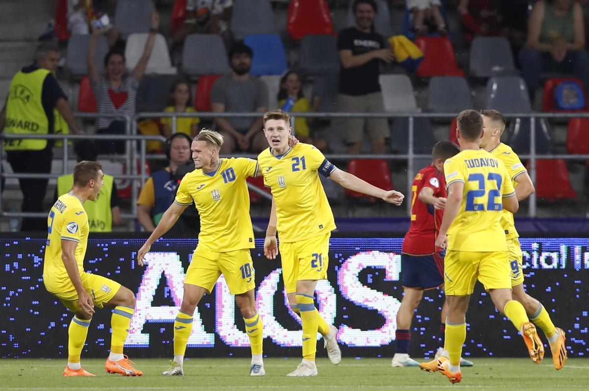 Los jugadores de la selección ucraniana celebran el tanto de Mudryk (1-0).