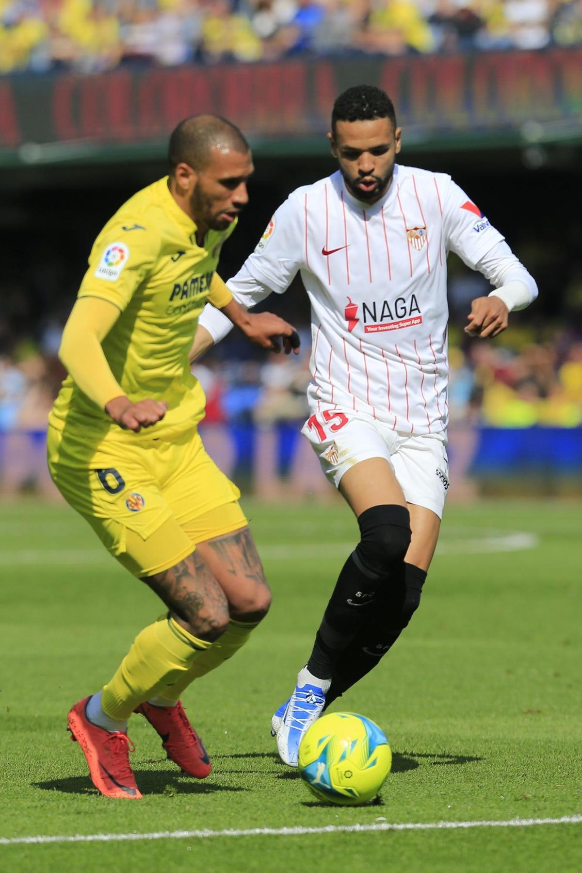 VILLARREAL, 08/05/2022.- El centrocampista francés del Villarreal Etienne Capoue, y el delantero marroquí del Sevilla Youssef En-Nesyri, durante el partido de la jornada 35 en el estadio de La Cerámica.- EFE/Domenech Castelló