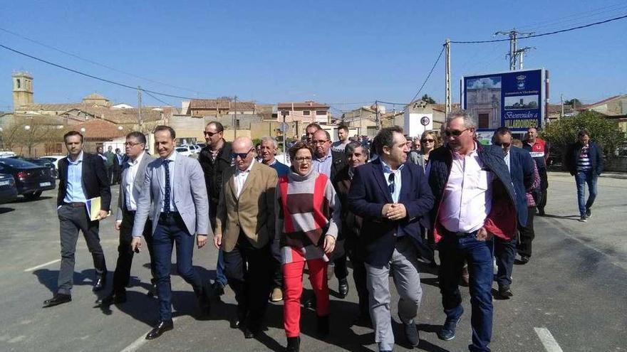 La presidenta de la Diputación, con autoridades locales y técnicas, recorre la carretera renovada.