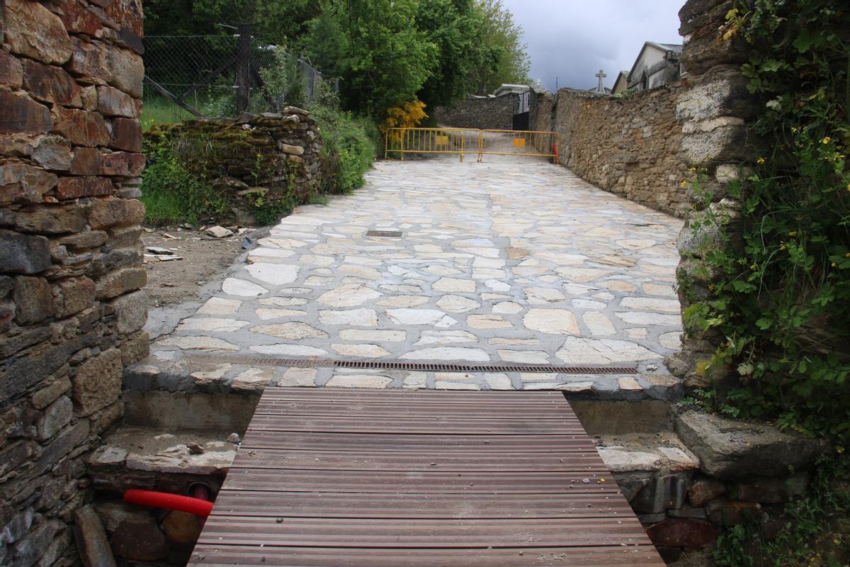 Puebla de Sanabria recupera sus estructuras defensivas con un nuevo puente levadizo Puebla de Sanabria recupera sus estructuras defensivas con un nuevo puente levadizo