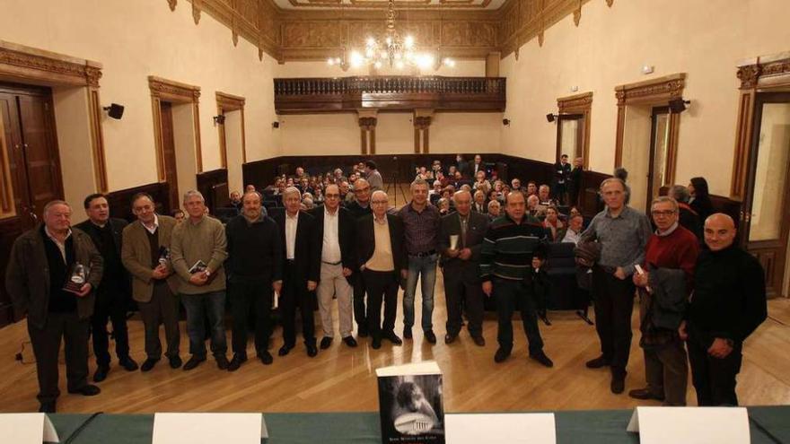 Del Caño y algunos de los entrevistados en el libro &quot;Ourense, Atenas de Galicia&quot;. // Jesús Regal