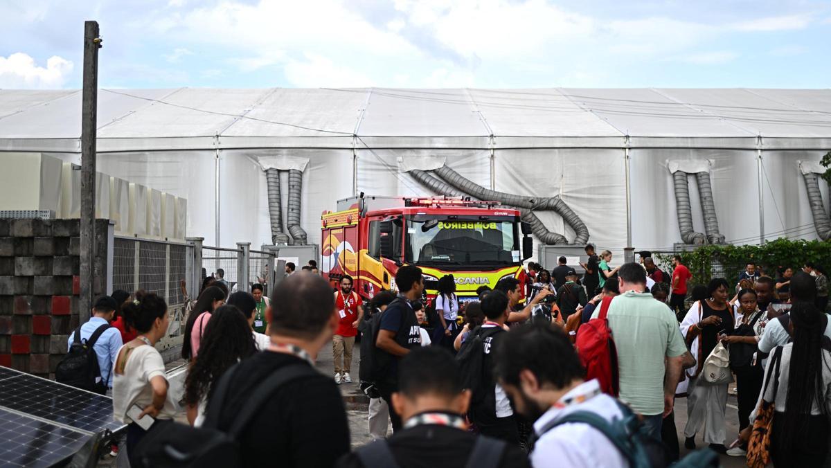 Un camión de bomberos, tras la alarma por el incendio en las instalaciones de la COP30.