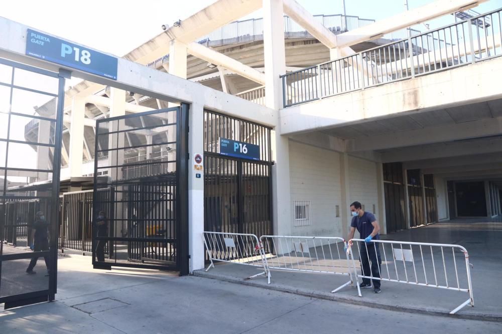 Desde las 9h de la mañana, jugadores, cuerpo técnico y personal del Málaga CF han ido pasando por el estadio de La Rosaleda para someterse a las pruebas de detección del Covid-19.