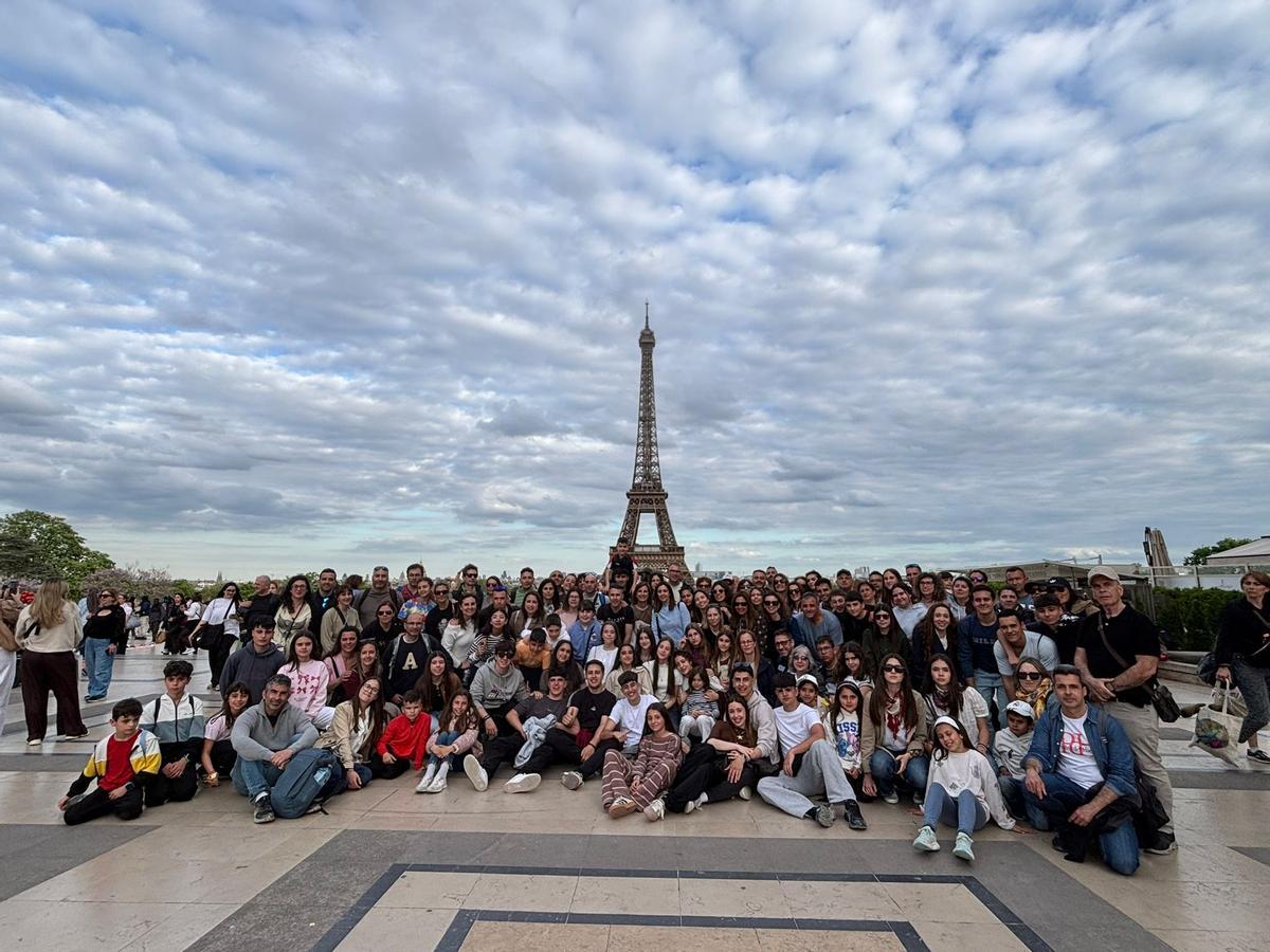 Alumnos y familiares durante su visita a París.
