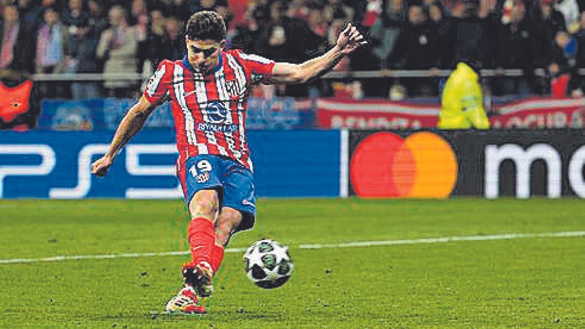 Julián Álvarez, en su lanzamiento en la tanda de penaltis contra el Real Madrid.
