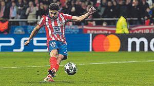 La ‘Araña’ tirando su penalti // EFE Julián Álvarez, en su lanzamiento en la tanda de penaltis contra el Real Madrid. EFE/JJ Guillén. (Atlético Madrid)