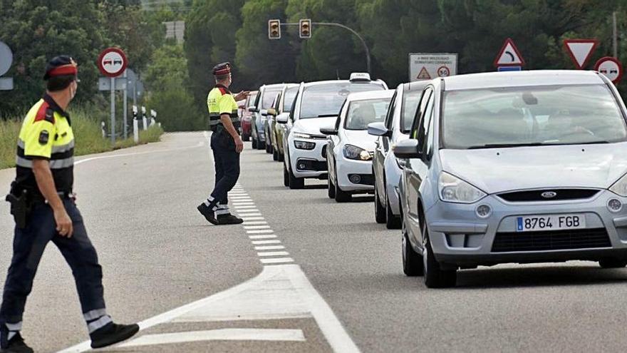 Agents dels Mossos regulant el trànsit a Pontós, fa pocs mesos