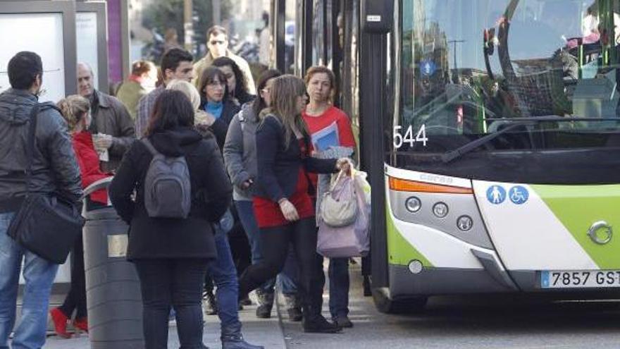 Usuarios subiéndose a un autobús de Vitrasa. // Ricardo Grobas