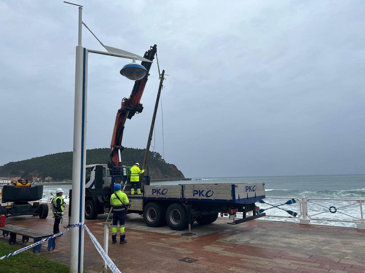 Retirada del antiguo tendido del paseo de santa Marina.
