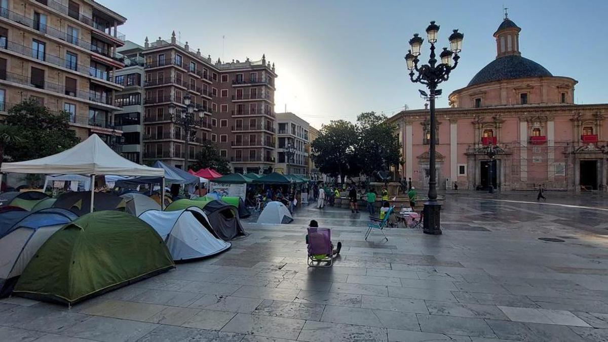 La acampada docente a primera hora de la mañana