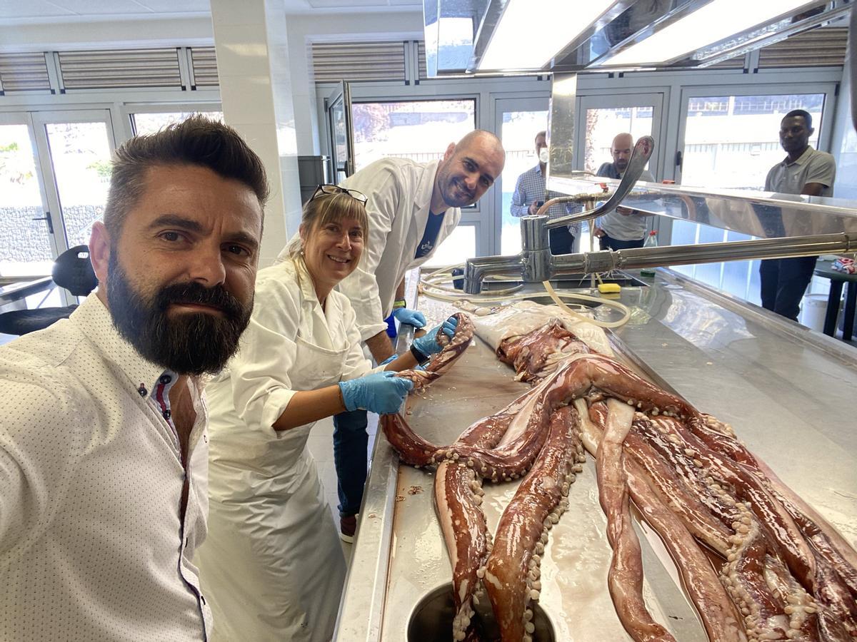 Eugenio Fraile, Catalina Perales y Alejandro Escánez, con el calamar gigante.