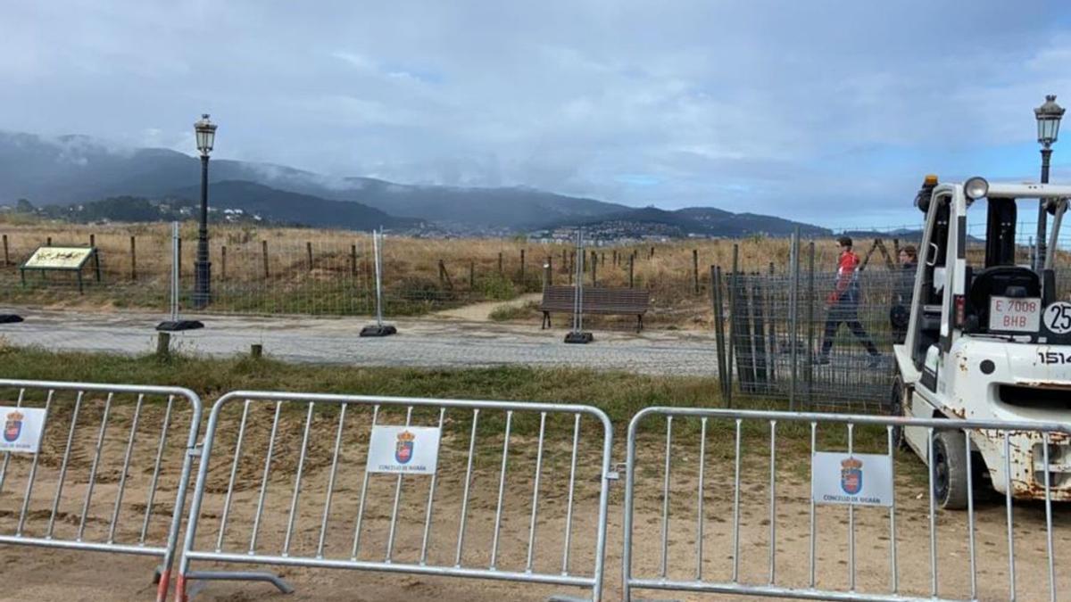 El ecosistema dunar de Praia América y Panxón, totalmente vallado para recibir a miles de jóvenes hoy.