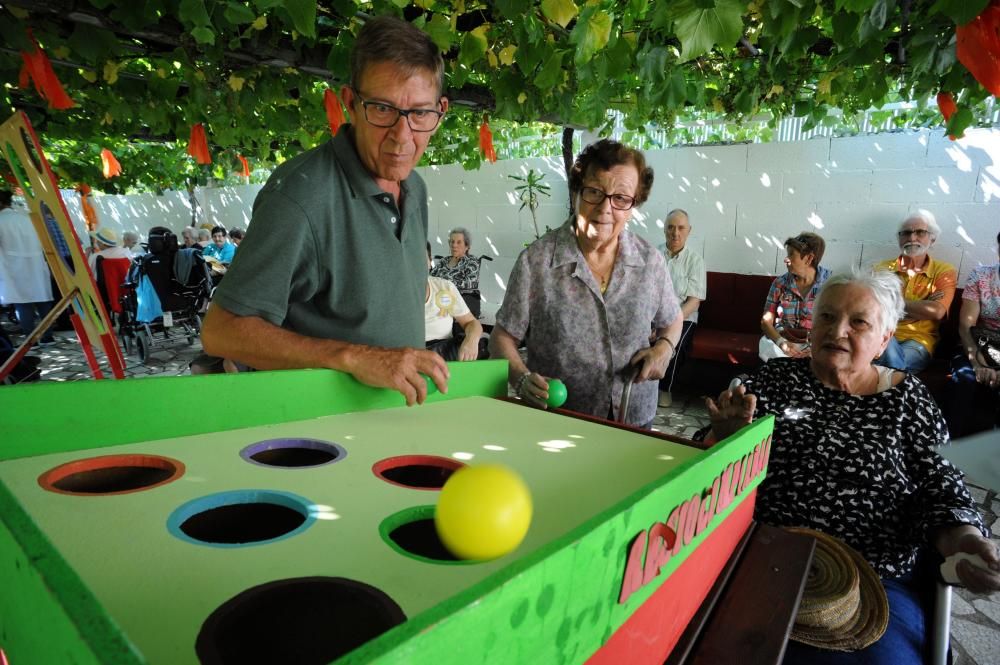 Los abuelos olímpicos de la residencia Divina Pastora. El personal del centro y ayudantes de Cáritas se unieron para ofrecer a los usuarios una jornada diferente y divertida