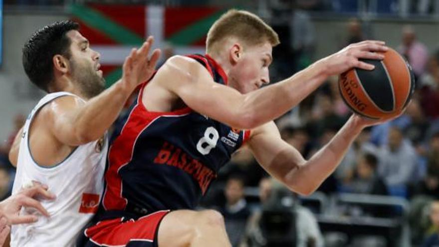 El pívot del Baskonia Malmanis captura un rebote ante Reyes.