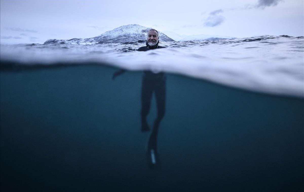 Pierre Robert De Latour, experto francés en orcas, vestido de buzo en las aguas del fiordo Reisafjorden, en Noruega, el 17 de enero.