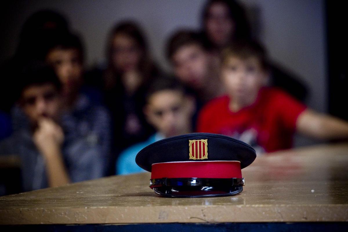 Gorra de un agente de los Mossos dEsquadra en una escuela en una imagen de archivo.