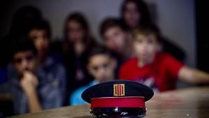 Gorra de un agente de los Mossos dEsquadra en una escuela en una imagen de archivo.