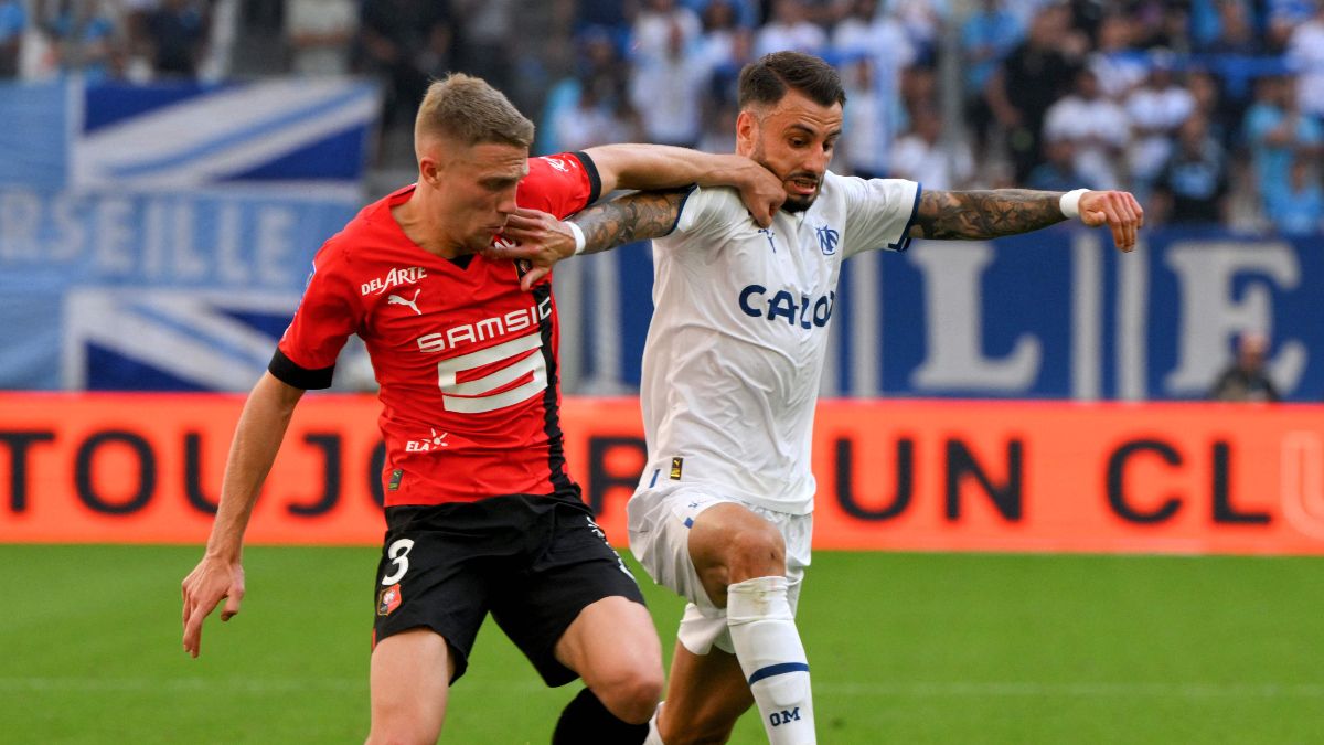 Adrien Truffert disputando un balón con Jonathan Clauss