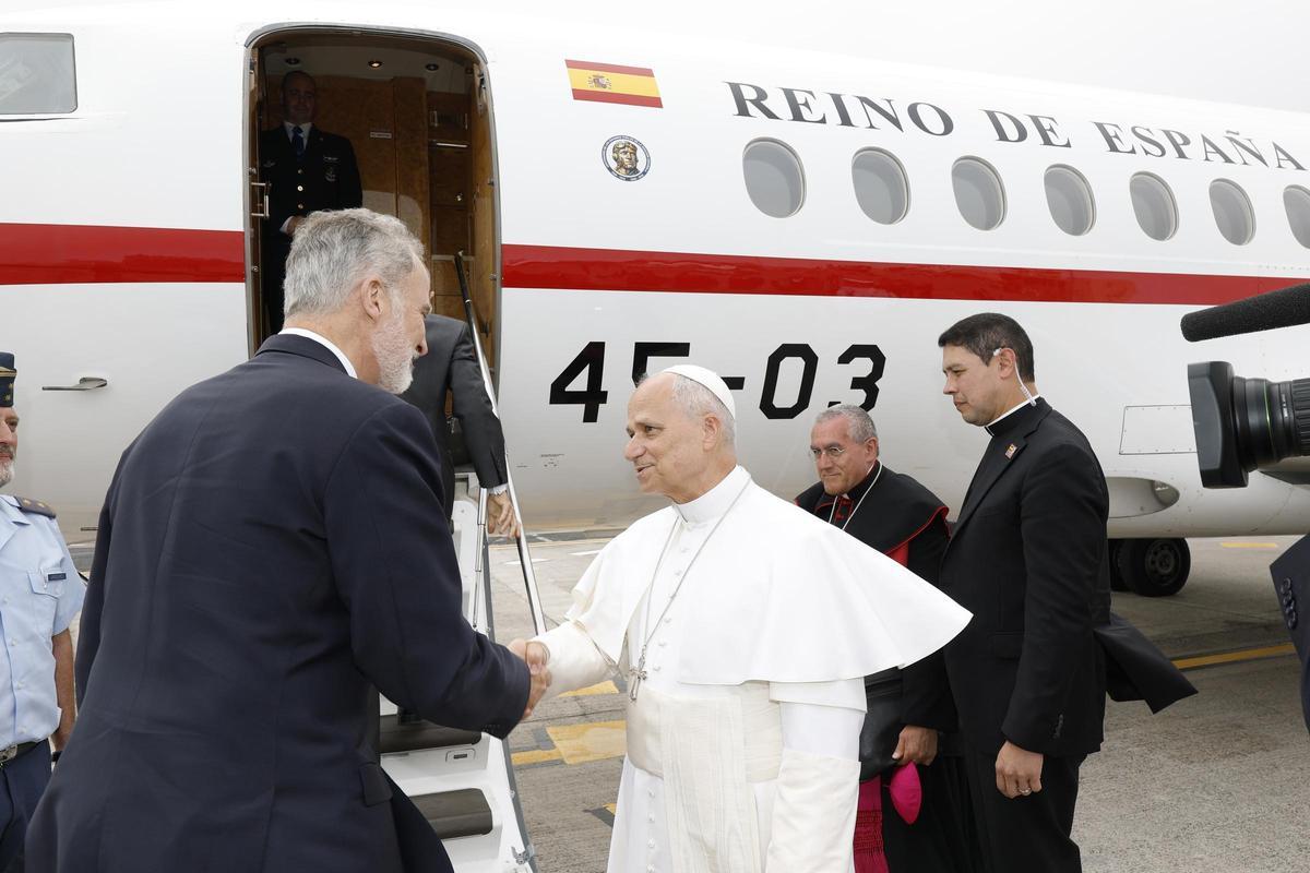 Felipe VI se despide del papa León XIV en Los Rodeos.