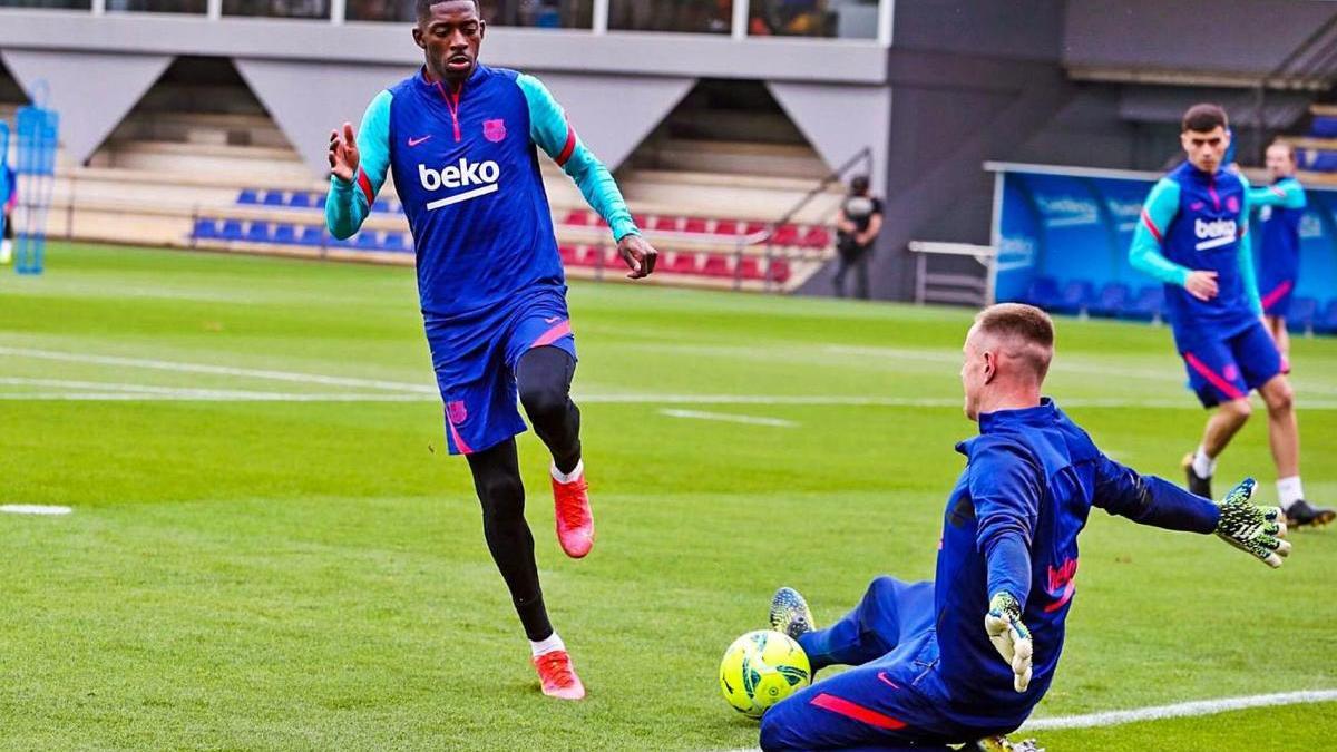 Ousmane Dembélé i Marc André Ter Stegen durant l&#039;entrenament d&#039;ahir a la Ciutat Esportiva Joan Gamper.