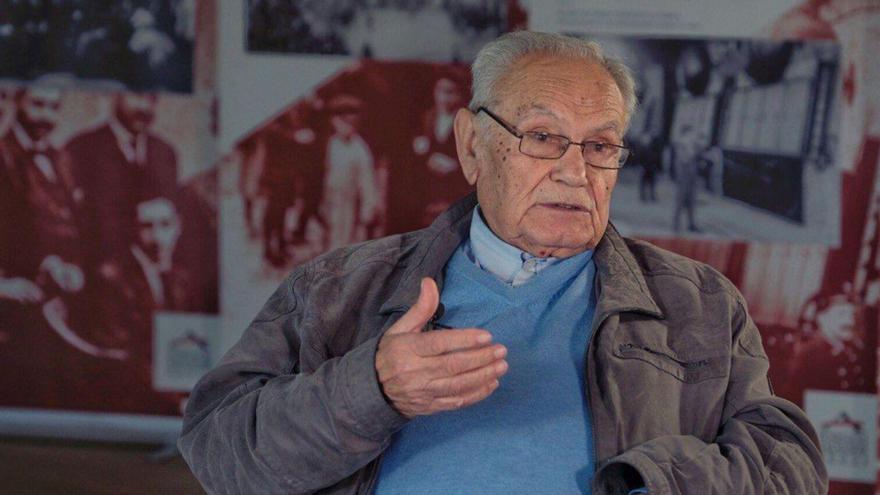 Joan Busquets, de 95 anys, l’últim maqui català viu, en una visita aquest novembre a Berga | JORDI SOTERAS