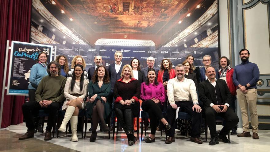 Artistas y responsables del montaje y representantes institucionales, ayer en el Salón Rossini del Teatro Cervantes.
